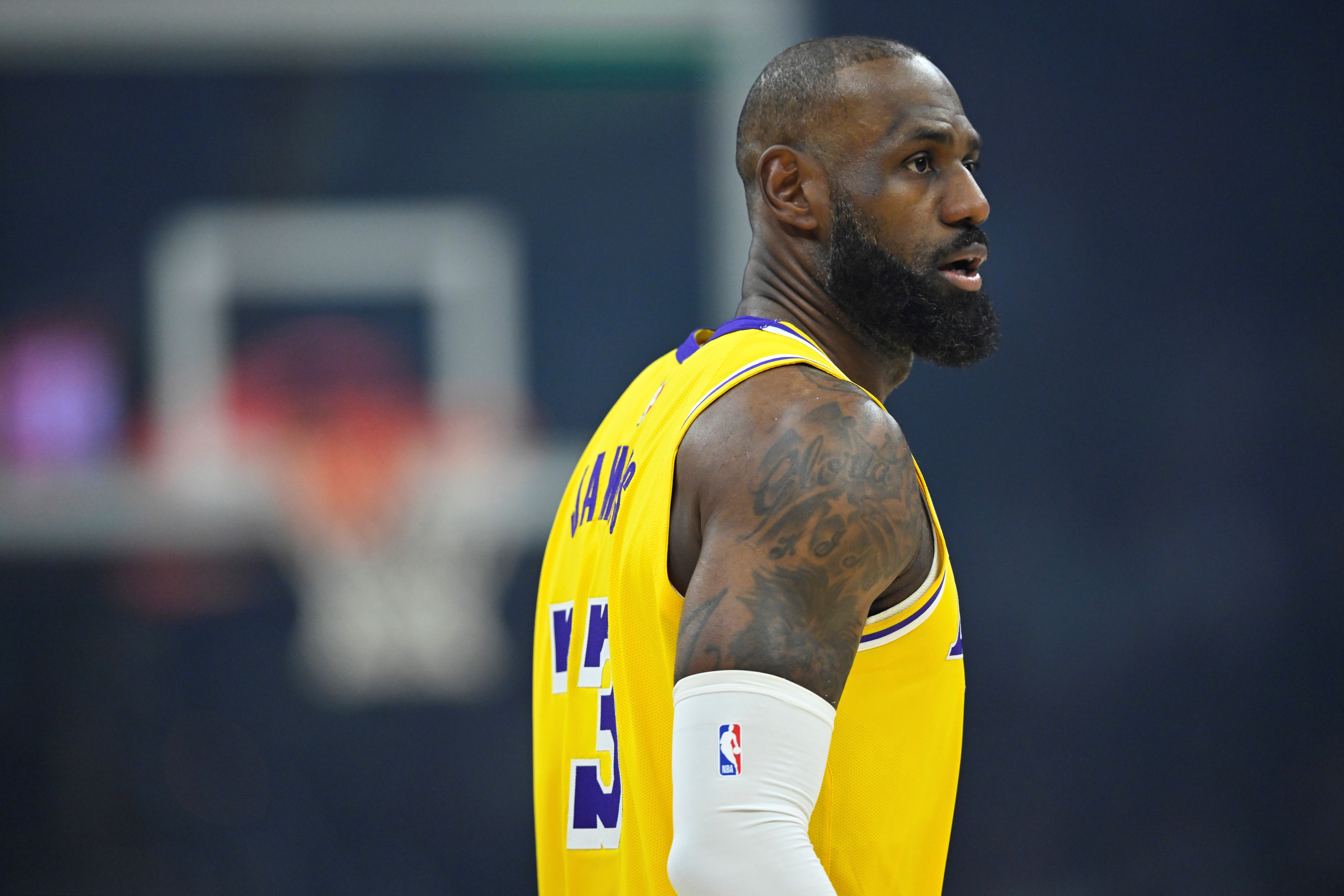 詹姆斯今日8次失误！追平了本赛季个人单场最高失误数！